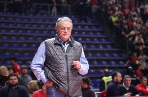 MORBIDNE SCENE ISPRED ‘ŠTARK ARENE’: Skaradno ponašanja pojedinaca, Grobari stavili Čovićevu crno-belu sliku pale sveće i bacaju novac! (FOTO)