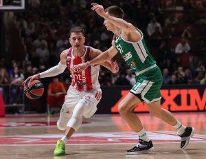 MUČE SE CRVENO-BELI PROTIV ŽALGIRISA: Litvanci imaju minimalnu prednost na poluvremenu u Pioniru! (FOTO)