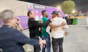 SAMJUEL ETO NOKAUTIRAO KAMERMANA U KATARU: Najveći skandal u dosadašnjem delu Mundijala! (VIDEO)