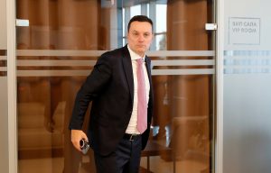 ŠURBATOVIĆ UDARIO NA PIKSIJA I FSS: Svi moraju da ga zovu „mister“, je li normalno da generalni sekretar ima sedmu platu po veličini?! (VIDEO)