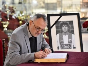 KNJIGA ŽALOSTI NA MARAKANI JE OTVORENA: Ministar Gajić biranim rečima govorio o Mihi! (FOTO) (VIDEO)