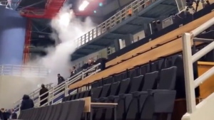 VELIKI HAOS NA UTAKMICI LIGE ŠAMPIONA: Huligani tukli navijače aparatima za gašenje požara! (FOTO) (VIDEO)