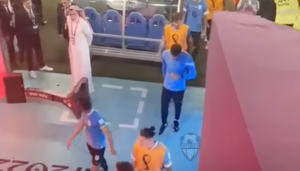 URUGVAJCI POLUDELI NAKON ISPADANJA SA MUNDIJALA: Kavani oborio VAR ekran, bio je ljut na sudije! (VIDEO)