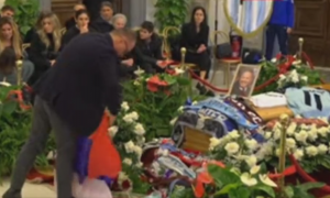 SRPSKA ZASTAVA NA MIHINOM KOVČEGU: Brat Dražen i sin Dušan pokrili Sinišu Mihajlovića našom trobojkom (VIDEO)