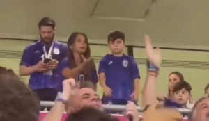 MESIJEV SIN GAĐAO PUBLIKU ŽVAKOM: Supruga argentinskog fudbalera je morala hitno da reaguje! (VIDEO)