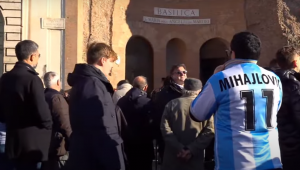 MIHIN KOVČEG STIGAO PRED BAZILIKU: Aplauz i suze italijanskih navijača, planeta se oprašta od voljenog Siniše! (VIDEO)
