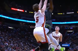 OVO JE BOLNO I GLEDATI: Evdvards se zaleteo i kolenom udario Jovića u međunožje, Srbin završio na zemlji! (VIDEO)