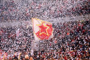 KAKVA ATMOSFERA U PIREJU: Navijači Zvezde i Olimpijakosa zajedno skandirali o Kosovu! (VIDEO)