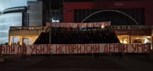 SKUP DELIJA ISPRED ARENE, BAKLJE, PESMA I UVREDLJIV TRANSPARENT ZA MIJAILOVIĆA: ‘Ostoja sm*ad u sport se ne razume, ali da ubije istorijski derbi ume!’ (VIDEO)