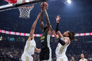 TREĆA U NIZU ZA CRNO-BELE: Partizan prokockao ogromnu prednost, pa se iskupio u završnici! (FOTO) (VIDEO)