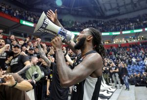 LESOR RASPAMETIO GROBARE POSLE POBEDE: Francuz uzeo megafon i poveo navijanje na srpskom! (FOTO) (VIDEO)