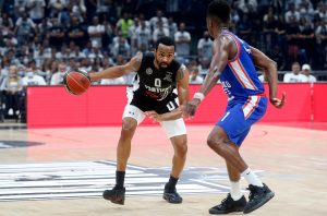 POLA SRBIJE NEĆE MOĆI DA GLEDA DUEL CRNO-BELIH I EFESA: Poznato je ko prenosi utakmicu Partizana i evropskog prvaka!