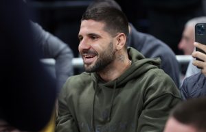 ALEKSANDAR MITROVIĆ PEVAO HIMNU PARTIZANA PRE UTAKMICE: Srpski reprezentativac uživa u atmosferi! (VIDEO)