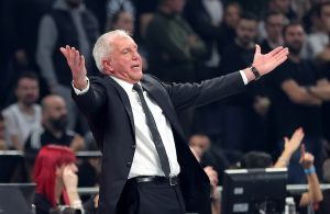 KAD SE ŽELJKO NALJUTI: Košarkaši Partizana odmah posle meča gledali video analizu derbija!