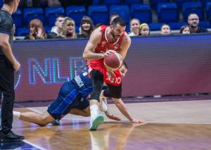 ČELIČNA ODBRANA U FINIŠU MEČA ZVEZDI DONELA UBEDLJIV TRIJUMF: Stefan Lazarević je X faktor crveno-belih! (VIDEO)