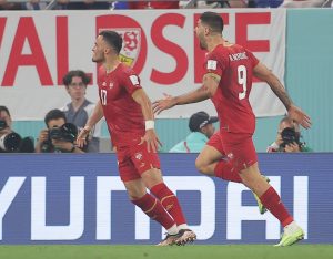 MITROGOL I VLAHOVIĆ GOLOVIMA ISPRAVLJAJU GREŠKE DEFANZIVNE LINIJE: Švajcarci sve kažnjavaju, Embolo doneo izjednačenje! (VIDEO)