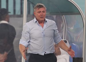 DA LI JE NEKOME TEŽE NEGO SELEKTORU? Piksi ne može da se smiri na klupi! (FOTO) (VIDEO)