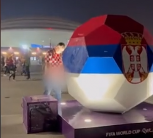 SRAMOTAN, PROSTAČKI POTEZ HRVATSKOG NAVIJAČA: Simulirao kako urinira po srpskoj zastavi u Kataru! (VIDEO)