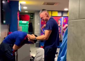 DIRLJIVE SCENE IZ SVLAČIONICE BARSELONE: Sjajni plejmejker plače kao malo dete, Argentina na krovu sveta! (VIDEO)