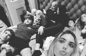 POTRESNA FOTOGRAFIJA IZ BOLNICE I TUŽNA PORUKA MIHINE DRUGE ĆERKE: ‘Tata, teško je! Treba mi samo tvoj zagrljaj!’ (FOTO)