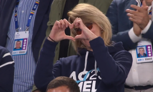 ĐOKOVIĆEV PRELEP GEST: Novakov mami Dijani cela Rod Lejver arena pevala rođendansku pesmu! (FOTO) (VIDEO)