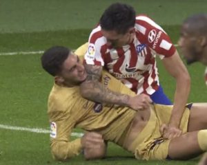 TUČA STEFANA SAVIĆA I TORESA: Fudbalski teren se na trenutak pretvorio u MMA kavez! (VIDEO)