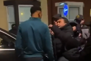 BESNI NAVIJAČI OPKOLILI IGRAČE: Jedan izašao i razgovarao sa njima – „Borite se, ispašćemo iz lige!“ (VIDEO)