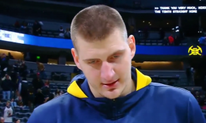 JOKIĆ OPET DELI LEKCIJE AMERIMA: Tradicionalni srpski pozdrav za Božić usred Denvera! (VIDEO)