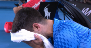 LAVINA EMOCIJA: Novak Đoković ridao suze u zagrljaju porodice nakon osvajanja Australijan opena! (VIDEO)