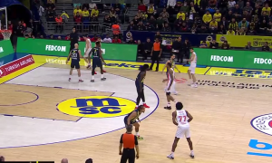 VELIKI SKANDAL U ISTANBULU: Fenerovi huligani izvršili atak na arbitre, Evroliga će morati da reaguje! (VIDEO)