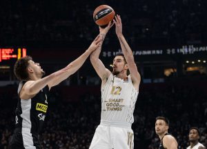 GROBARI NAPUNILI ARENU, ZASTAVA SA JASNOM PORUKOM NA TRIBINAMA: ‘Kosovo je Srbija!’ (FOTO) (VIDEO)