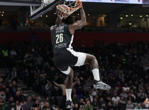 LESOR ‘RASPAMETIO’ GROBARE: Monstruozno zakucavanje iza leđa! (VIDEO)