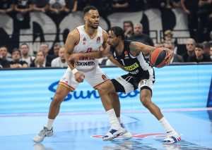 (POLUVREME) NAPADAČKA KOŠARKA U ARENI: Partizan bliži pobedi nakon prvog dela igre! (FOTO)