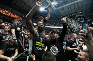 LESOR U DELIRIJUMU: Francuski košarkaš ponovo zapevao navijačku pesmu na srpskom! (VIDEO)