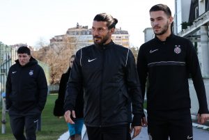 BIVŠI STRATEG PARTIZANA POSETIO PETRIĆEV TRENING: Neočekivan dolazak i velika podrška za crno-bele! (FOTO)