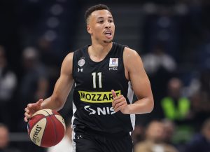 DANTE EGZUM ODUŠEVLJEN NAVIJAČIMA PARTIZANA: „Trebalo bi da pratim utakmicu, ali ja gledam u njih!“