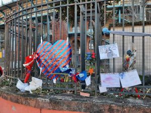 BOLONJA PATI ZA SINIŠOM: Navijači Zvezde posetili prodavnicu kluba, prodavačica ljubila Mihinu fotografiju! (VIDEO)