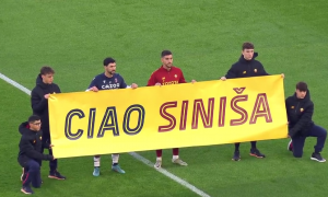ROMA I BOLONJA SE OPROSTILI OD SINIŠE: Igrači oba tima izašli sa transparentom posvećenom Mihajloviću! (VIDEO)