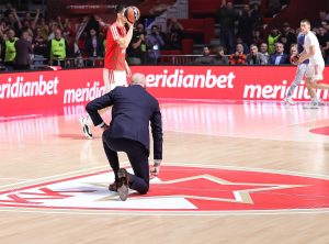 PIONIR GORI OD EMOCIJA: Delije dočekale Obradovića, on klekao i poljubio grb na centru! (VIDEO)