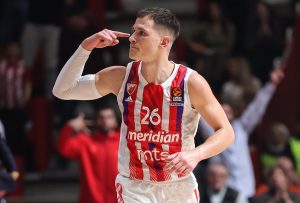 NEDOVIĆ NAMESTIO RUKU: Zvezda ‘razbila’ Makabi u prvom poluvremenu! (VIDEO)