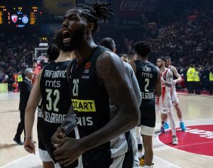 LESOR PONOVO U SLAVLJU SA GROBARIMA: Francuski centar pevao uvredljive pesme na račun Zvezde! (VIDEO)