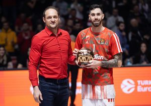 ZNAČAJAN MOMENAT ZA VILDOZU: Pre utakmice mu MVP nagradu uručio Igor Rakočević! (VIDEO)