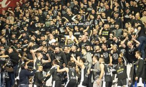 GROBARI PONOVO VREĐAJU ZVEZDU: Na nastupu Breskvice se orila poznata prozivka! (VIDEO)