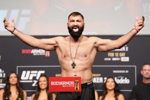 ALBANCI TUKLI DEVOJKU: UFC borac ih nokautirao!