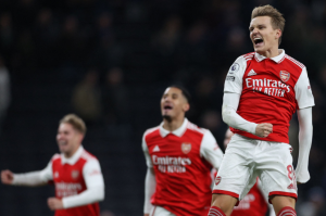 DA NIJE TRAGIČNO BILO BI SMEŠNO: Celog života navijao za Arsenal, a sahranili ga u dresu Čelsija!