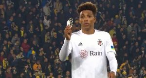 LUDILO U KUPU TURSKE: Fudbaler Bešiktaša pronašao bokser, predstavnik domaćih ga sprečavao da ode do delegata! (VIDEO)