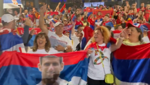 NOVAKOVI NAVIJAČI NAPRAVILI ŠOU U MELBURNU: „Nole ole ole“ – tu su srpske i makedonske zastave! (VIDEO)