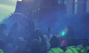 NAPETA SITUACIJA NA OSTRVU: Fudbaler Evertona jedva spasio živu glavu, huligani ga jurili oko stadiona! (VIDEO)