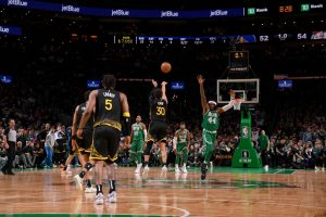 ŠTA RADI OVAJ ČOVEK: Kari pogodio sa 3/4 terena! (VIDEO)