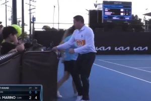 KOMIČNA SCENA NA AUSTRALIJAN OPENU: Sudija sišao sa stolice i jurio kradljivca peškira! (VIDEO)